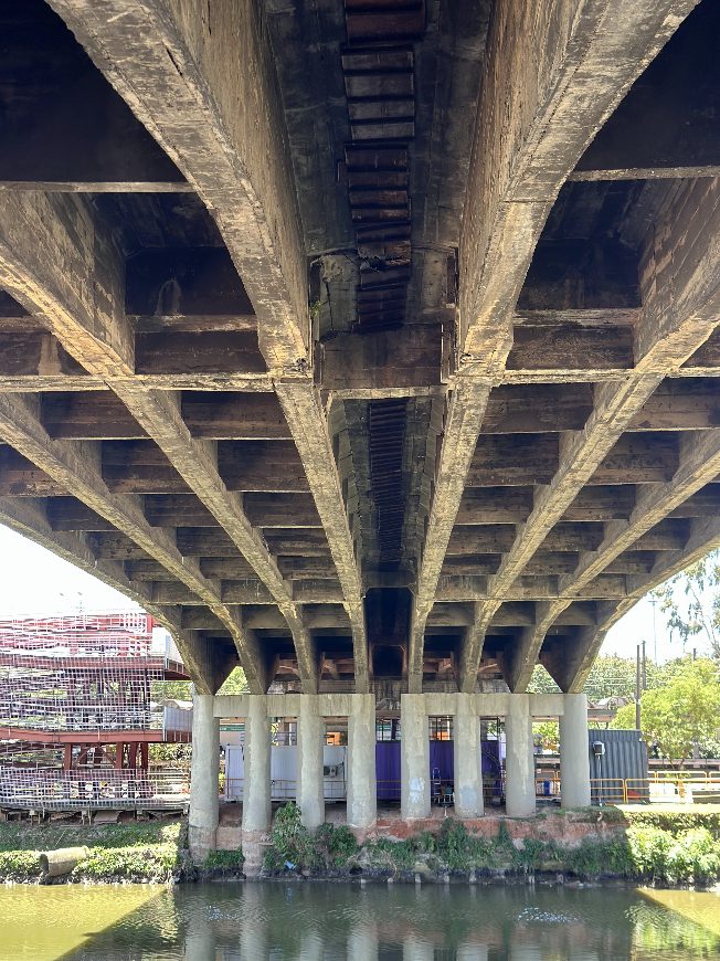 Vista inferior de ponte — recuperação estrutural
