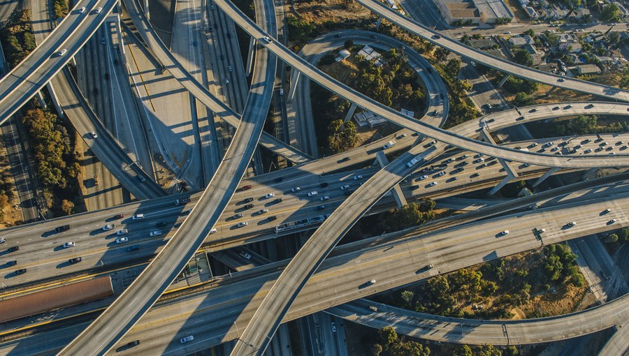 Vista aérea de entroncamento rodoviário de múltiplos níveis