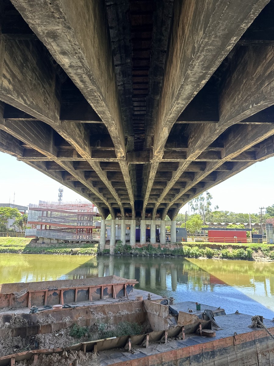 Vista inferior de viaduto sobre rio — vigas e pilares de concreto