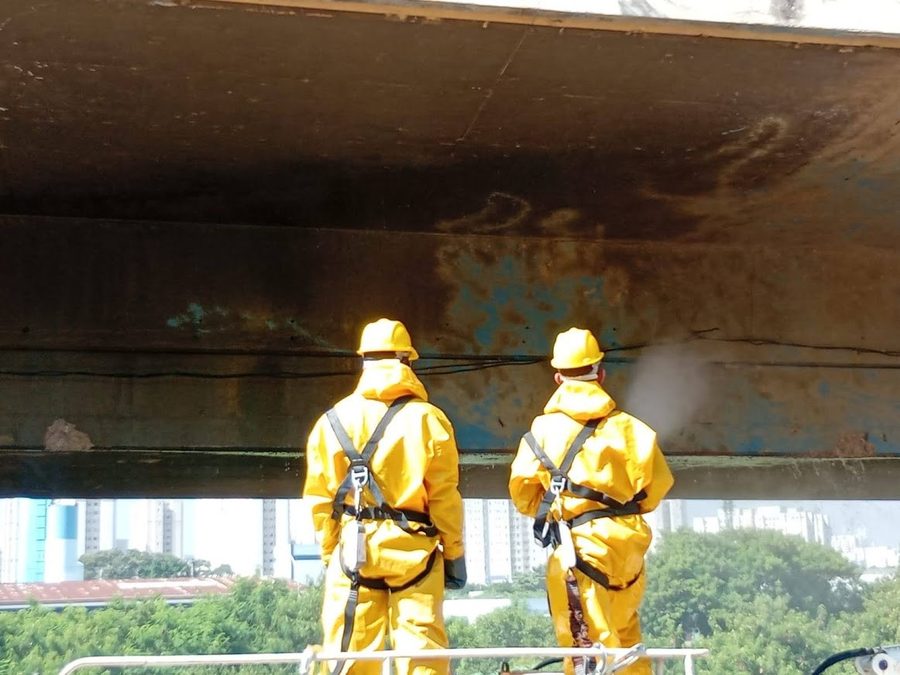 Equipe JOB em recuperação estrutural de viga de viaduto